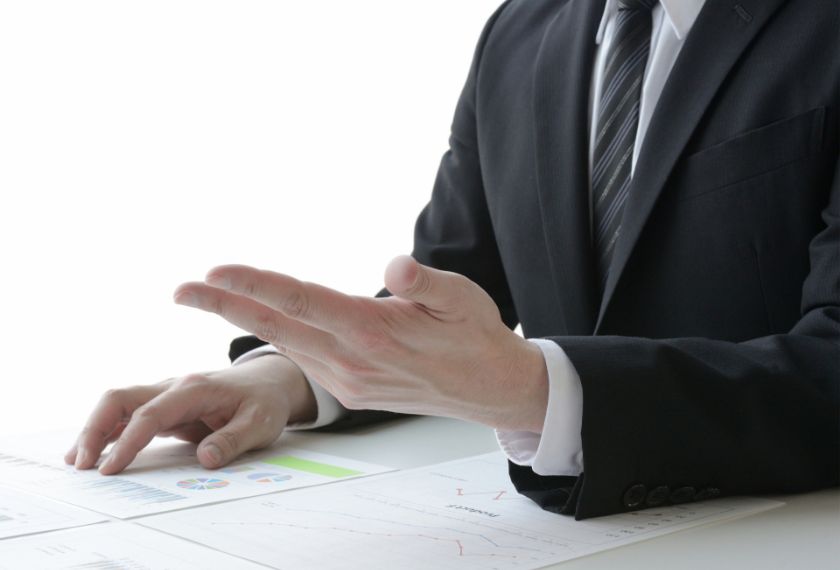 プランナーがシステムについて説明をしている画像