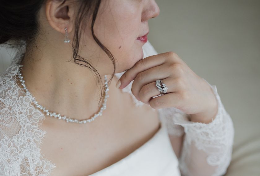 子どもが元気よく外でサッカーボールを蹴っている写真