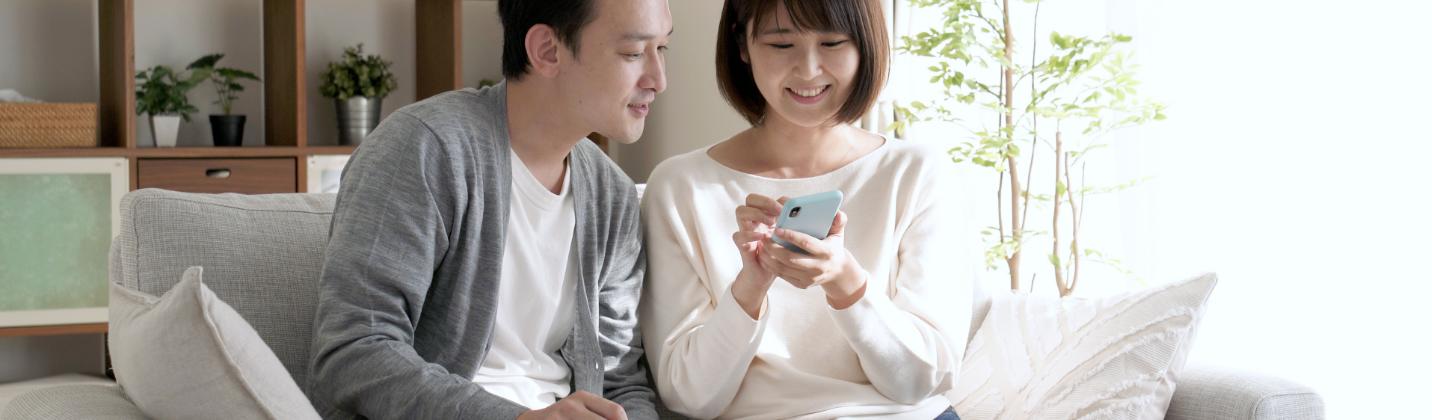 機器の部品を修理している画像