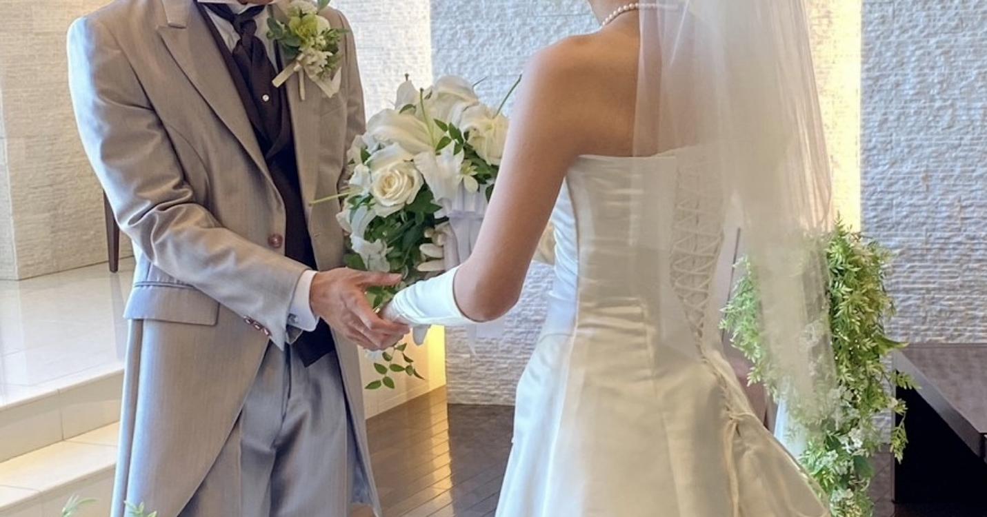 結婚式場で挙式を上げる新郎新婦