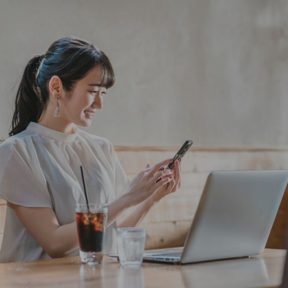 女性がスマホを操作している画像