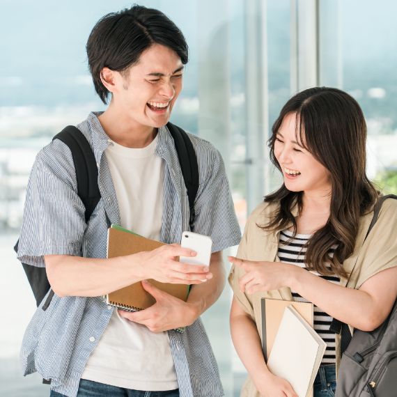 男女で仲良くデートをしている様子