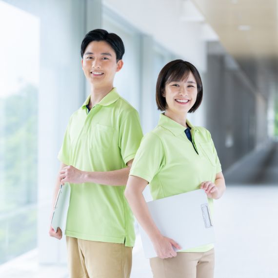 笑顔の福祉業の男女